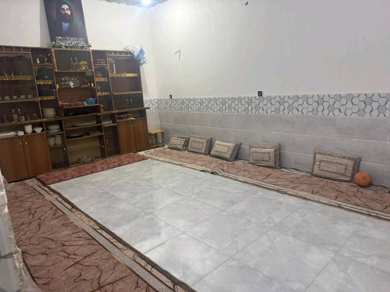 السلام عليكم دار للبيع في كربلاء المقدسه منطقة الشبانات شارع الشهيد اثير الزاملي. يبعد عن مرقد الإمام الحسين 3 كيلو وعن كنطرة السلام اقل 500 متر االمساحه 100 متر طابقين منفصل نضام شقق بناء حديث سنه 2025 كلش مرتب وشغل درجه أولى يصلح حسينيه عرض الشارع الفرعي 7.5 متر. الطابق الأرضي يتكون من غرفه واستقبال ومطبخ وصاله وحمامات داخليه وخارجيه. الطابق الثاني غرفة نوم واستقبال ومطبخ مفتوح ع الصاله وصحيات. جنس العقار 117 ومشمول بقرار 320 بتمليك الأراضي الزراعيه ومقدمين بي معامله كامله وحتى رقم احصائي بيها. السعر 85 مليون وقابل للتفاوض للتواصل ***********