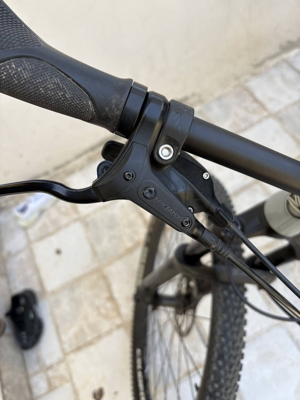 للبيع / للاستفسار عبر واتساب ***********
Brand 
Silverback
Product
Silverback SE Series 8 29'' Hardtail Mountain Bike Thunder Grey
Wheel Size
29"
Brake Type
Hydraulic Disc Brake
Front Travel
100mm
Fork
SR Suntour XCT30 Coil, 100mm Travel, Hydraulic Lockout with Preload Adjuster

Handlebars
Alloy Handlebar, Dia: 31,8mm, 680mm, 9° Backsweep, 12mm Rise, Sanblasted Black
