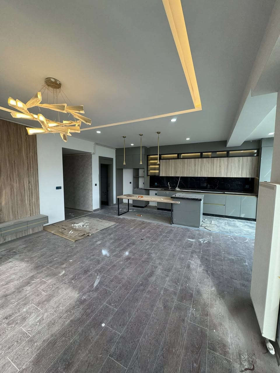 شقة للبيع مستعجل في أفضل مشروع داخل دهوك – برايم فيو ✨

📍 العمارة 1  
🏢 الطابق 27  
📐 المساحة 228 متر  
🛏️ 3 غرف + صالة (3+1)  
🌅 واجهة جنوب غربية وإطلالة مميزة جداً

✅ موقع راقي وخدمات متكاملة  
💰 السعر مناسب جداً للبيع المستعجل

📞 إذا مشتري جاد فقط اتصل:
***********  
***********
