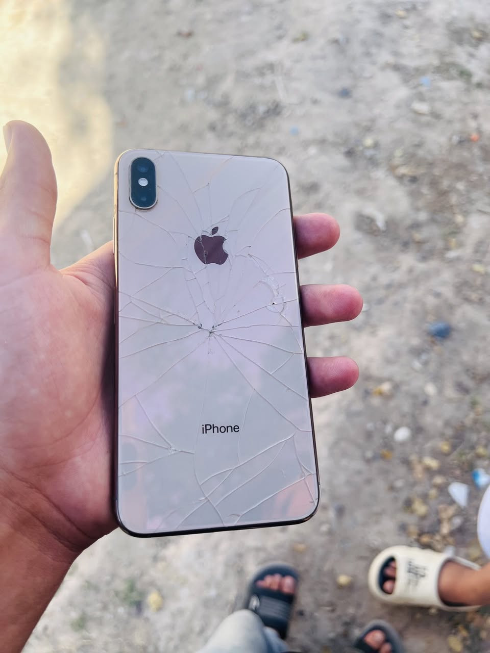 سلام عليكم اكس ماكس للبيع مبدل بطاريه وشاشه وظهره مكسور سعره ١٣٠ وبي مجال بسيط مكان تكريت القادسيه ***********
