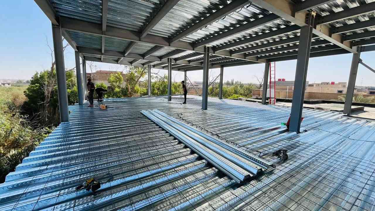 الهياكل الحديدية (Steel Structures): أساس البناء الحديث #جملونات
تُعد الهياكل الحديدية (Steel Structures) واحدة من أهم أنظمة البناء المستخدمة على نطاق واسع في المشاريع الهندسية والمعمارية الحديثة. فهي تتميز بالصلابة والمرونة وسرعة التنفيذ، مما يجعلها الخيار الأفضل للعديد من التطبيقات.

استخدامات الهياكل الحديدية (Applications of Steel Structures):

 1. المباني العالية (High-rise Buildings):
تُستخدم الهياكل الحديدية في تشييد الأبراج والمباني الشاهقة بسبب قدرتها على تحمل الأحمال الثقيلة والرياح القوية.
 2. الجسور (Bridges):
يُستخدم الحديد في تصميم الجسور بسبب خصائصه التي توفر Strength وDurability، مما يجعله مناسبًا للتعامل مع الأحمال المتكررة وحركة المرور.
 3. المنشآت الصناعية (Industrial Structures):
تُستخدم الهياكل الحديدية في المصانع والمستودعات، حيث تحتاج هذه المباني إلى مساحات واسعة دون أعمدة داخلية (Clear Span).
 4. المنشآت الرياضية (Sports Facilities):
الهياكل الحديدية توفر مرونة في التصميم لإنشاء صالات رياضية وساحات بأشكال هندسية مميزة.

مزايا الهياكل الحديدية (Advantages of Steel Structures):

 1. القوة العالية (High Strength):
يتميز الحديد بنسبة عالية من Strength-to-Weight Ratio، مما يجعله قادرًا على تحمل الأوزان الثقيلة بأقل سماكة ممكنة.
 2. سهولة التركيب (Ease of Erection):
يمكن تجميع الأجزاء الحديدية بسرعة في الموقع، مما يسرّع عملية البناء.
 3. المرونة (Flexibility):
الهياكل الحديدية تتيح التعديل والإضافة بسهولة دون الحاجة إلى تغييرات جذرية في التصميم.
 4. مقاومة الكوارث (Resistance to Disasters):
بفضل مرونته وصلابته، يتحمل الحديد القوى الناتجة عن الزلازل والرياح الشديدة.

ملاحظات هندسية (Engineering Notes):

 • يتم حماية الهياكل الحديدية من التآكل باستخدام طبقات من Paint أو Galvanization.
 • يتم تصميم الوصلات باستخدام براغي (Bolts) أو لحام (Welding) لتوفير القوة اللازمة.

الهياكل الحديدية (Steel Structures) هي الحل المثالي لتلبية متطلبات المشاريع الهندسية الحديثة. بفضل مميزاتها واستخداماتها المتعددة، أصبحت خيارًا أساسيًا في العديد من المجالات، مما يعكس تطور التكنولوجيا الهندسية.
وتساب فايبر ***********
