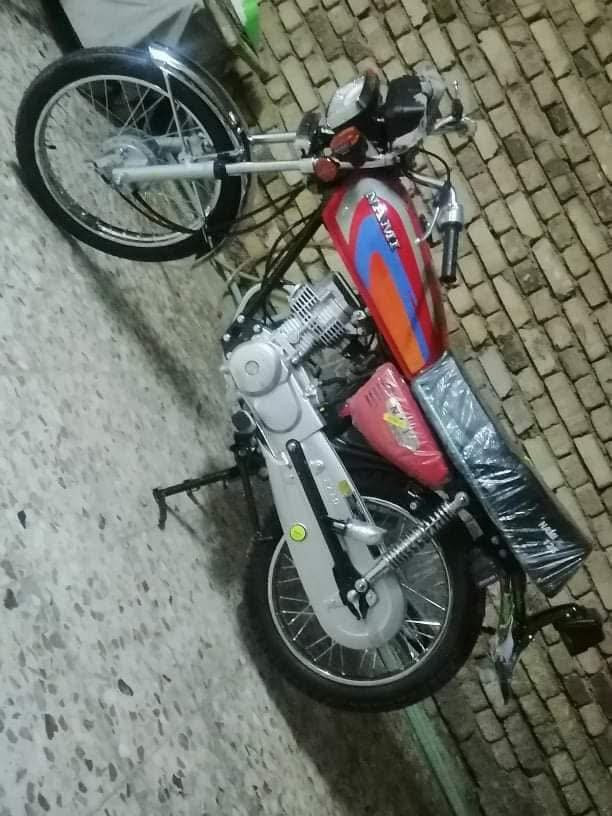 السلام عليكم اخوان عدي دراجه للبيع نظيفه كلش ما مفتوح بيه برغي على وضع شركه وكيله سيد خلدون اوراق كامله موديل عشرين مكان العماره حي معلمين جديد استفسار اتصل على هاذ رقم ***********
