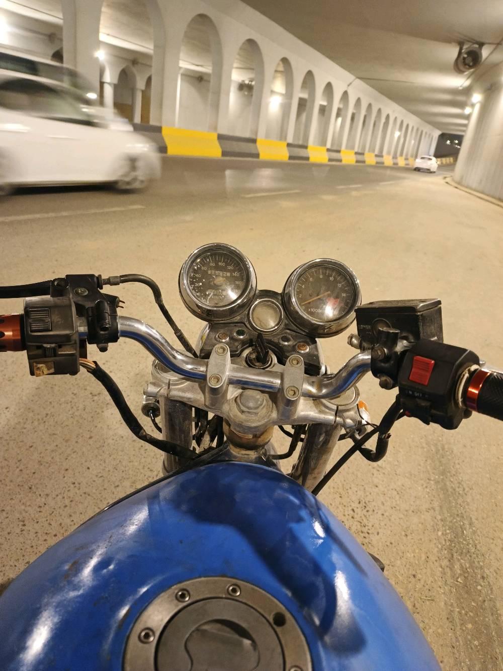 بطح باندة كرستال.ربع...مو عادي كرستال.. 
الدراجة فول ترتيب. . تخم كهربائيات. باتري جديد. 
ضفيرة حلوة. تانكي نضيف من داخل. كابريتر صافية 
.. بس رنكات تعبانات دراجة شغاله. بس رنكات وترجع فول.. ولان متوازي اريد ابيع والله.  ٤٠٠. قفل يعني تبيعهة تفصيخ تربح بيهة بس لان متوازي..