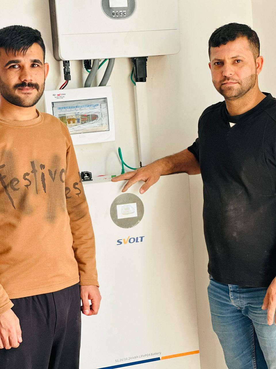 🔆 تم إنجاز عمل منظومة طاقة شمسية بنجاح 🔆
📍 ذي قار – قضاء الدواية / آل نايف
بيت الأخ العزيز أمجد ﹾ٭ﹾ 
بيت العم ابو حيدر /اياد شعو
⚙️ مكونات المنظومة:
▪️ عدد 7 ألواح طاقة شمسية لونجي 615 واط
▪️ بطارية ليثيوم فوسفات الحديد SVOLT سعة 10kWh
▪️ انفيرتر كرواط قدرة 6KW
▪️ بورد حماية متكامل لضمان الأمان والاستقرار
▪️ أسلاك خاصة مقاومة للحرارة والأشعة فوق البنفسجية
▪️ هيكل حديد مغلون مقاوم للصدأ والعوامل الجوية
✅ تشغيل مستقر
✅ قابل للتطوير مستقبلاً
✅ تركيب احترافي مع ضمان على المكونات
للاستفسار وتنفيذ المنظومات
مكتب ذوالفقار للطاقة الشمسية
***********
***********
