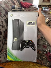 Xbox360للبيع السلام عليكم قطه نادره جهاز شوفت عينك الباب الاول مو مجدد...