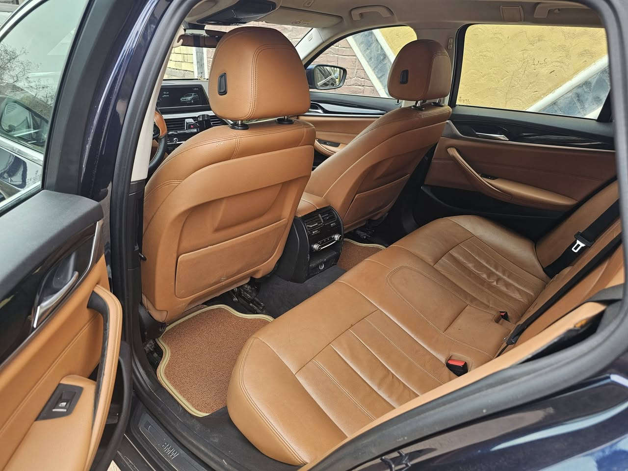 السلام عليكم للبيع BMW 520i
موديل 2018 السيارة بيها اربع قطع صبغ فقط جمالية بدون حادث السيارة جدا نضيفة خارج وداخل وصفر مسج حداده جديدة تخم تاير باتري جديد محرك كير جديد السيارة بدون نقص 

السعر 13500$ يعني دفتر و35 ورقه وبيها مجال جدا قليل 

رقم اربيل الوكاله بأسمي السنويه نافذة 2028

السيارة موجوده بالبصرة منطقة الفيحاء 
***********
