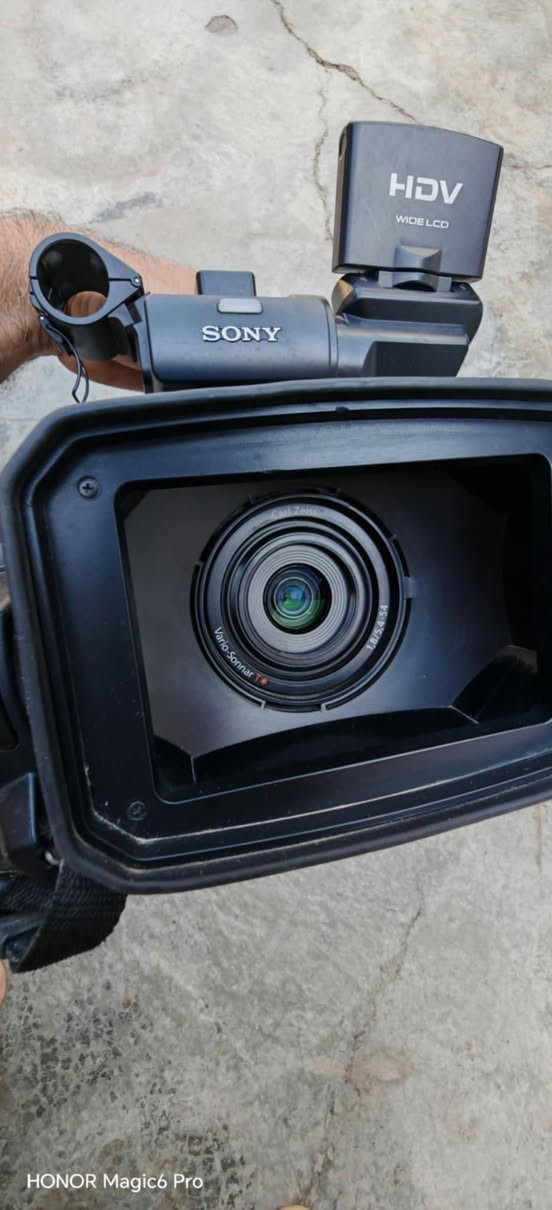 كاميرا سوني اج دي 1000 نظيفة جدا خاصه بتصوير الاعراس والمناسبات نظام كاسيت 4ملم  قيم وخذ  ..... رقم الهاتف ***********
