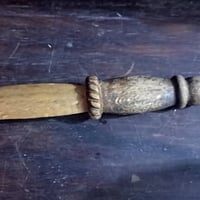 للبيع قطعة أنتيك مميزة ونادرة جداً، عبارة عن خنجر منحوت يدوياً بدقة عا...