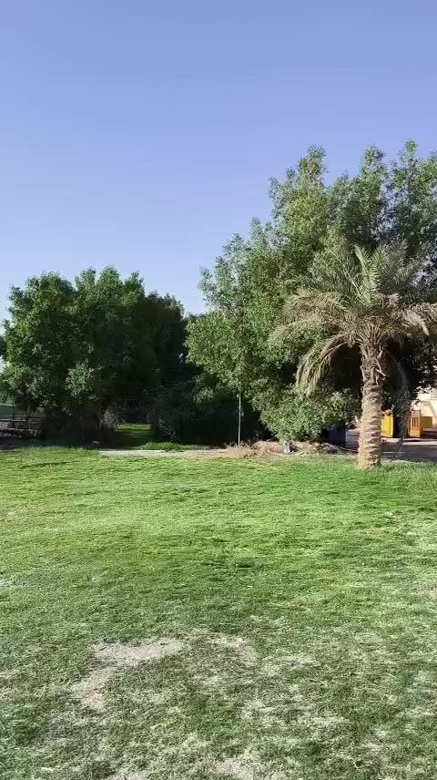 دار للبيع في أقدم وأرقى أحياء كربلاء – حي ضباط الأسرة
دار موقعه استثنائي (ركن) بواجهتين، بإطلالة مباشرة على حديقة، وقريب جداً من مركز المدينة.

✅ أهم المميزات:
1. الموقع: حي ضباط الأسرة – من أقدم وأرقى أحياء كربلاء
2. يبعد 15 دقيقة فقط عن مرقد الإمام الحسين (عليه السلام)
3. دار ركن (واجهتان) – موقع مميز وتهوية ممتازة
4. إطلالة مباشرة على حديقة كبيرة
5. إطلالة على شارع بعرض 15 متر
6. المساحة: 377.5 م²
7. الأبعاد: واجهة 25 م × نزال 15.1 م
8. تحويل مباشر من المالك

الدار قديم لكنه صالح للسكن أو مناسب للاستثمار وإعادة البناء حسب الرغبة
📍 الموقع: كربلاء – حي ضباط الأسرة
📞 للاستفسار والتفاصيل: ***********
او على الوتساب https://wa.me/9647737114778

#كربلاء
#كربلاء_المقدسة
#عقارات_كربلاء
#بيت_للبيع
#بيع_دار
#عقار_للبيع
#حي_ضباط_الاسرة
#موقع_مميز
#دار_ركن
#استثمار_عقاري
#قريب_من_الامام_الحسين
#عقارات_العراق
