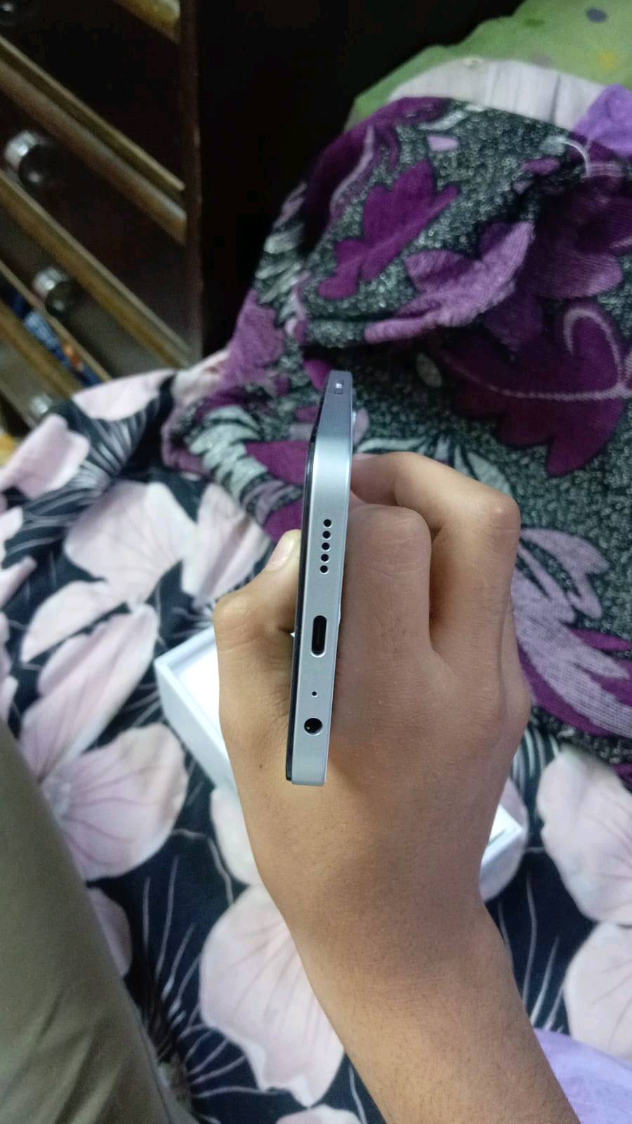 تليفون Honor X6C جديد وغير مستخدم، بلونه الأبيض الأنيق. الجهاز يحتوي على ثلاث كاميرات خلفية مما يضمن لك تصوير احترافي بصور نقية. العلبة وجميع الملحقات موجودة. يتميز الجهاز بتصميمه العصري والرفيع مما يجعله سهل الحمل والاستخدام اليومي.