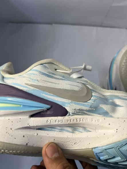 السلام عليكم.   اليوم الوحش nike zoom gt  قطعه جدا مميزه قياس 46. (30cm) قالب رياضي تلبس 45.  قطعه اصليه وجديده غير مستعمله كامل ختوماتهه وجمالهه اضعاف الواقع بالعافيه للي ياخذهه السعر 45 الف دينار  يوجد توصيل جميع المحافظات قطعه متتفوت للتواصل خاص او واتساب ***********
