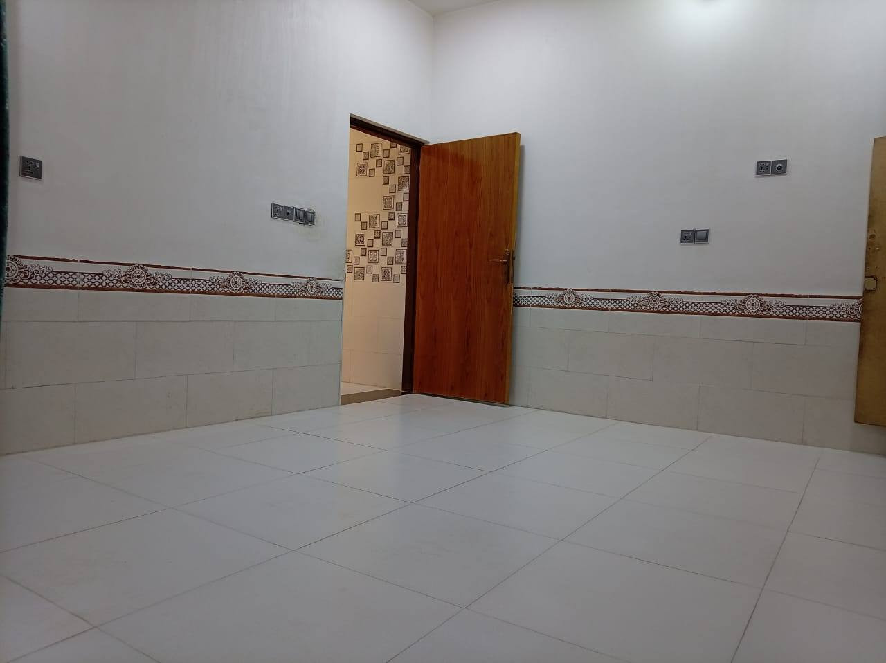 سلام عليكم بيت 100 متر في كربلاء حي العسكري قطاع 16 موقع البيت مقابل الشارع العام طابقين بناء حديث ***********
