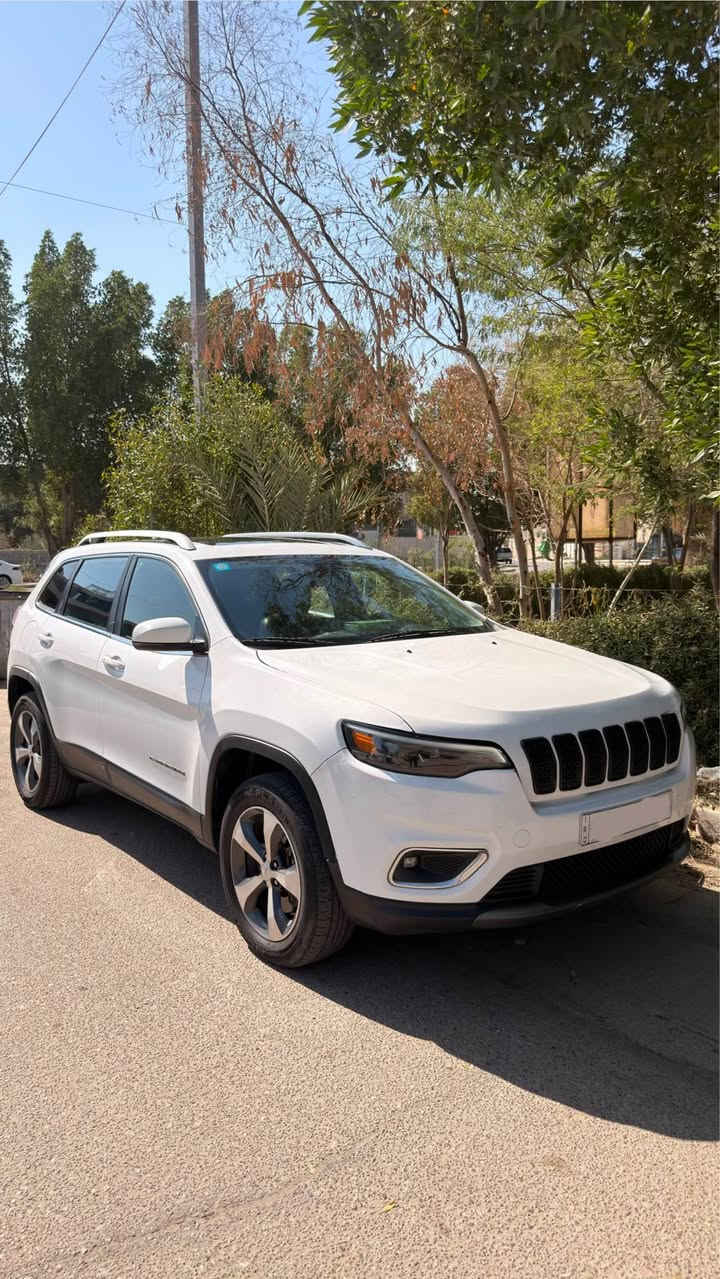 السلام عليكم
للبيع جيب شيروكي ليمتد موديل 2019 لون ابيض فور ويل
وارد امريكي حادثها بنيد مبدل ومصبوغ وصور الحادث بالمنشور ووياهن سونار، وبيها مكانين بارد واحد بالجاملغ الخلفي والثاني بين الباب والجاملغ الامامي.
السيارة لمتد فول مواصفات/ بانوراما ، كشنات جلد كهرباء + تدفئة بالكشن والستيرن، تشغيل عن بعد ،باب صندوق كهربائي ، شاشة كبيرة وشاشة عدادات كبيرة والداخل اسود لامع، كامرة خلفية وحساسات خلفيه مع التوقف الذاتي عند الرجوع، حساسات نقط عمياء ، لايتات عدسه ابيض بلادي.
السيارة ماشية ١٢٣ الف كيلو متر.
محرك السيارة 2000 تيربو (محرك مفتوح) وكير ٩ نمر
تبريد السيارة بارد وتخم التاير كوري نظيف والسيارة جاهزة ونظيفه وما بيهه نقص برغي.
السيارة رقم بصرة الجديد باسمي وسنويه نافذه لغاية ٢٠٣٠
تحويل مباشر والعنوان في البصرة.
السعر ١٤٨ ورقة وبيهه مجال ، كل تفاصيل السيارة مذكورة بالمنشور الشراي يتصل ويدلل ،
رقم الهاتف / *********** البصرة, العراق
