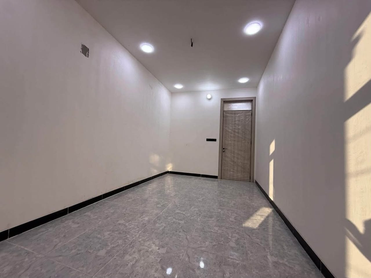 بيت￼ للبيع مساحه 72متر الواجهه3.50 النزال 20م  📌تسليم مفتاح🔐 طابو صرف ‌‏بناء حديث 2026 زيروووو جاهز للسكن 📍الموقع: الشعب شارع  خلف مكوى الخضراء وقرب الشارع العام موقع جيد جداً منطقه هادئه وراقيه . مع خدمات راقية: الشارع   
يحتوي على ؛$
✅الطابق  1️⃣  / كراج ‏￼ واستقبال وحولي مطبخ حار ‏وبارد وخدمات (خارجية وداخلية)1غرف نوم ومنور
✅   الطابق  2️⃣  ‏ غرف نومه عدد2 وخدمات وبلكونه وبيتونة 
كبيرة وسطحين 
__________________________
للاستفسار لمعرفت تفاصيل أكثر أو مراجعة 
ومراسلة الصفحة على الخاص أو الاتصال (#مكتب_السوداني_للوساطة_العقارية)
عنوان المكتب بغداد-الشعب - حي التجار- مجاور اعدادية بلقيس للبنات‏- @‏‏ ***********￼ متواجد ماسنجر واتساب‏ ￼   
(تتوفر لديناء العروض ‏الجديدة وحصريا أخرى مناسبه)

