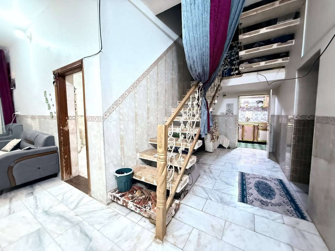 دار للبيع مساحة 300متر طابو صرف يحتوي على غرف نوم 2صاله 4 /9ستقبال 4 /8مطبخ حار مطبخ بارد مجمع صحيات داخلي مجمع صحيات خارجي ممر خلفي 1ونص متر موقع البيت على ساحه منتزه خلف محلات تقي مقابل ساحة منتزه الاستفسار ***********
