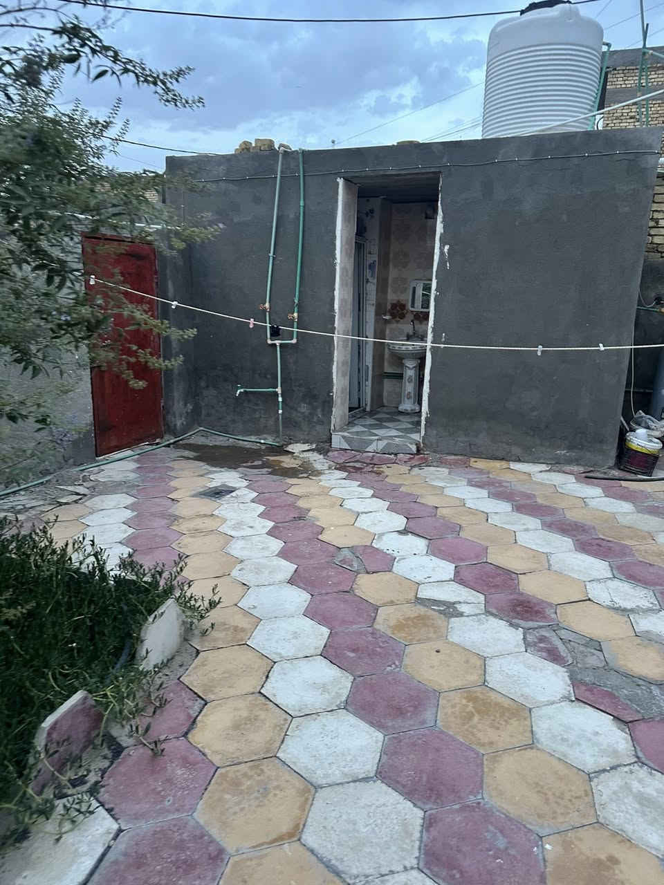 السلام عليكم بيت بحي الشرطه الصوب الصغير  بسعر مناسب جدا قرب المدرسه قرب مجاور بيت باسم عويد ابو ياسر مساحته 300م بناء حديث يحتوي على غرفتين وصالتين ومطبخ وبراني كراج وحديقة وصحيات خارجيه تفاصيل البيت بناء طابوك السقف صب كونكريت السطح اشتايكر الاستفسار مراسلة الصفحة او الأتصال على الرقم ***********
