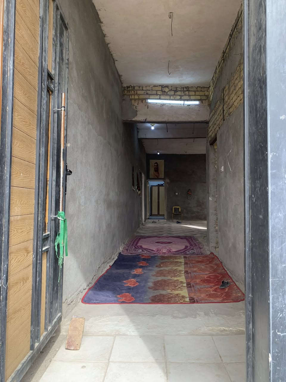 ( منزل للبيع )
📈 طابو مساحة 300 متر 
العنوان : دواية حي الصدرين 
ملاحضة : المنزل غير مكتمل 

يتكون من :-
أستقبال .
صالة . 
مطبخ . 
غرف نوم عدد 2 جاهزات مكتمل ✅ .
صحيات داخليه خارجيه .
مخزن . 
منور .

كهرباء وماء ومجاري جاهز 
☎️ . للأستفسار : 0787 549 8503
