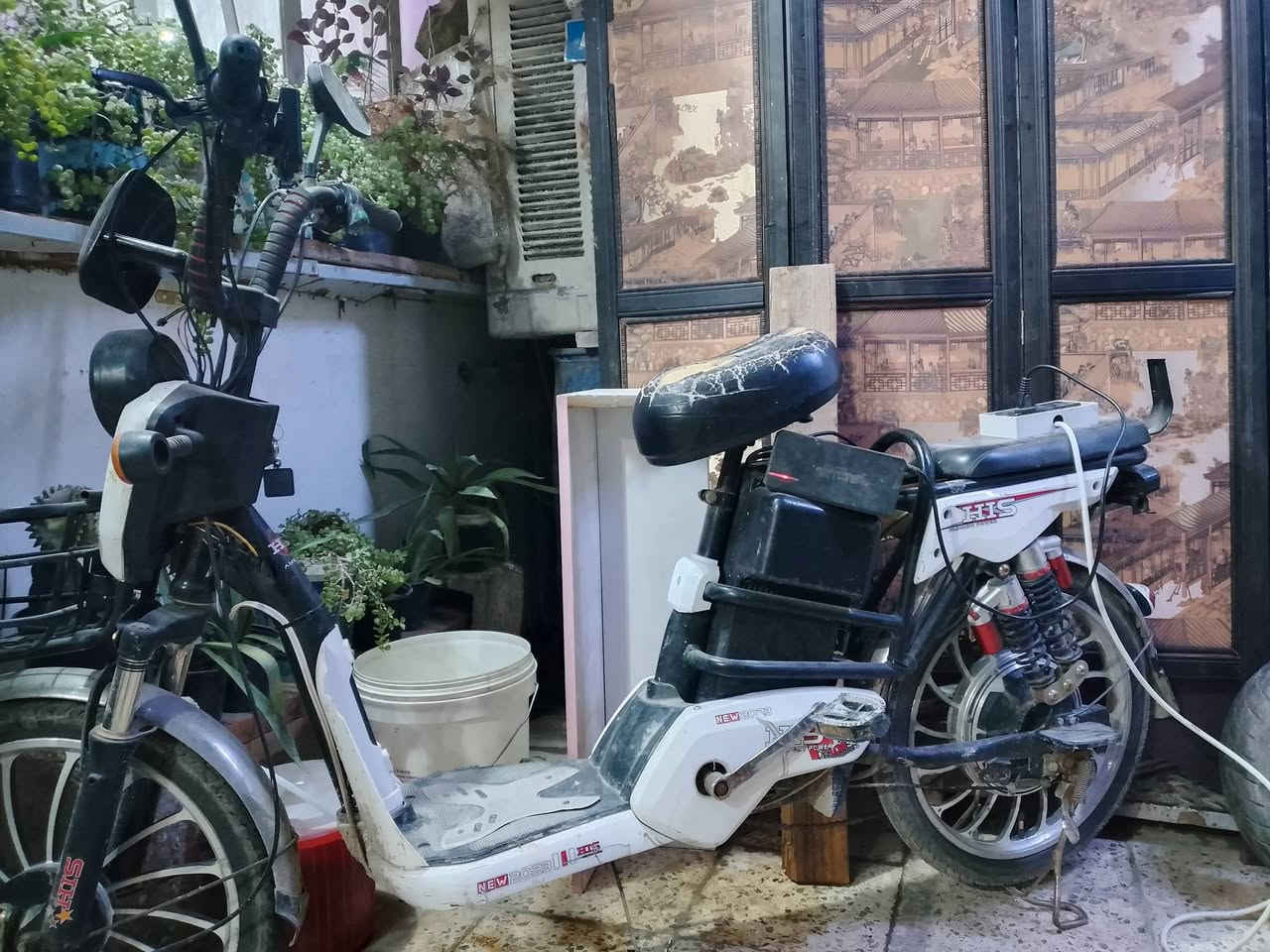 دراجه شحن للبيع اربع بطاريات شغاله  بس نقصه كهرباء تشغل الكلوبات  سعرها 200 وبيه مجال 
رقم التلفون *********** بي واتساب
