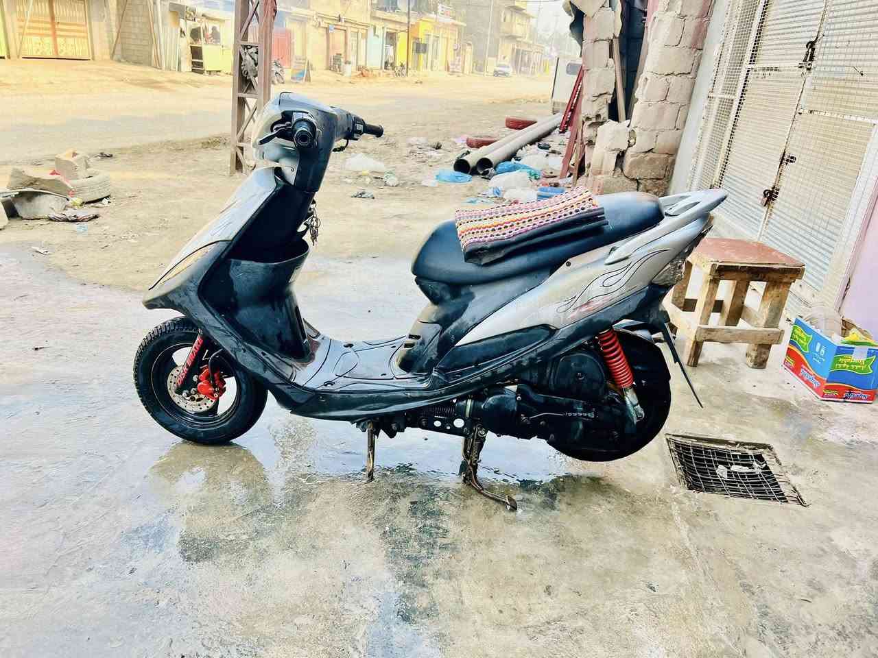 السلام عليكم دراجه ماكس عدله ختم واحد اشاير  بك لايت  عداد كلشي شغال كلشي شغال مابيها اي نقص كلشي بلادي كابريته سلف كلشي بلاد ٤٩
للستفسار //***********
