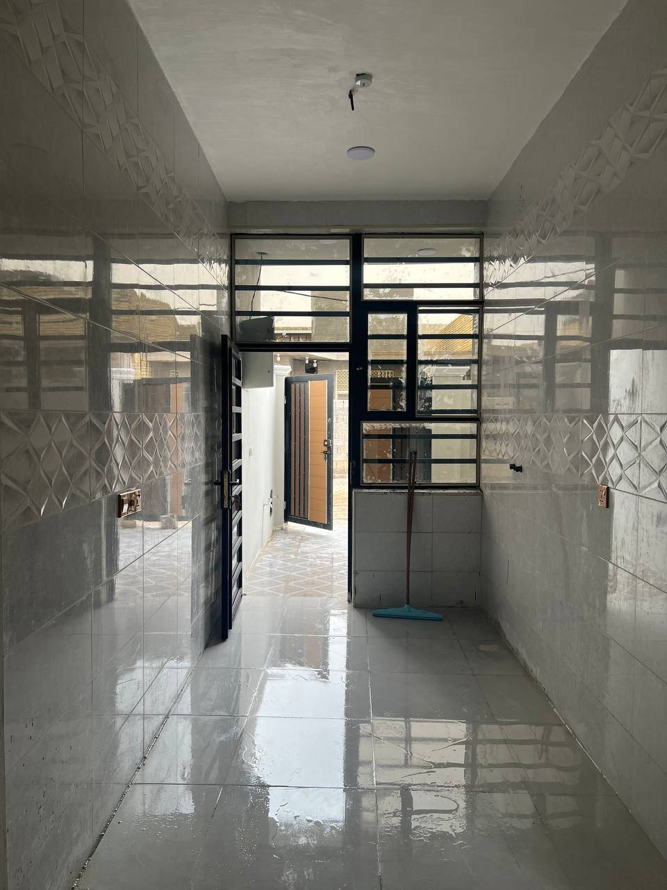 مشتمل البيع كوت حي الحكيم شارع علاء غريب مساحه 110متر اساس رفته بناه طابوك سقف صب جاهز السكن بيت جديد غير مسكون سعر ٤٥ بي مجال
ستفسار ***********
