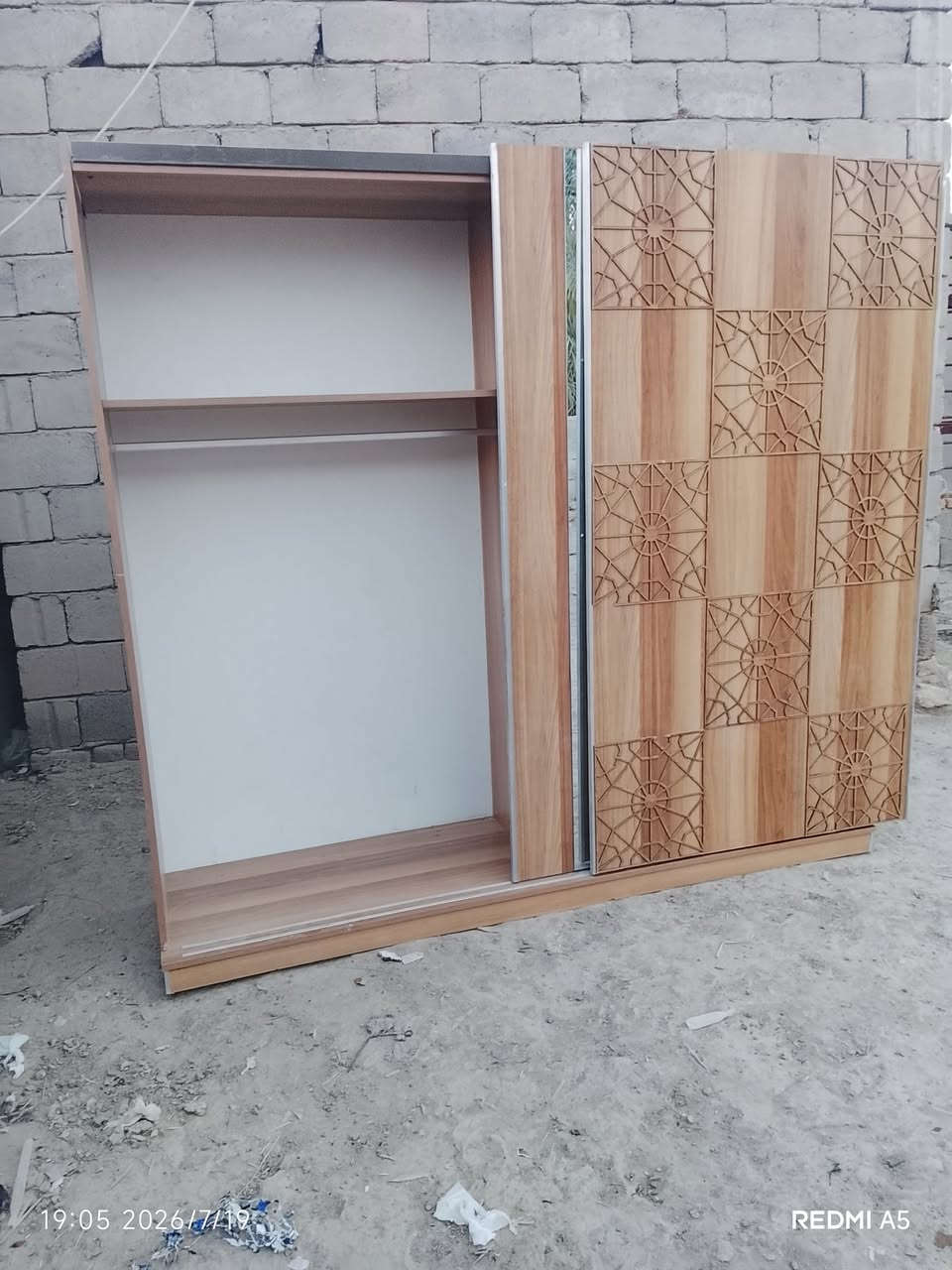 للبيع اشتريتها وما صارت بالغرفه 

السعر 75. 
مكاني رميثه ال عزوز 
***********واتساب
