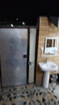 تفاصيل النصف قطعة ( هول - ٣ غرف - مطبخ حار و بارد كاونتر جديد مع المطب...