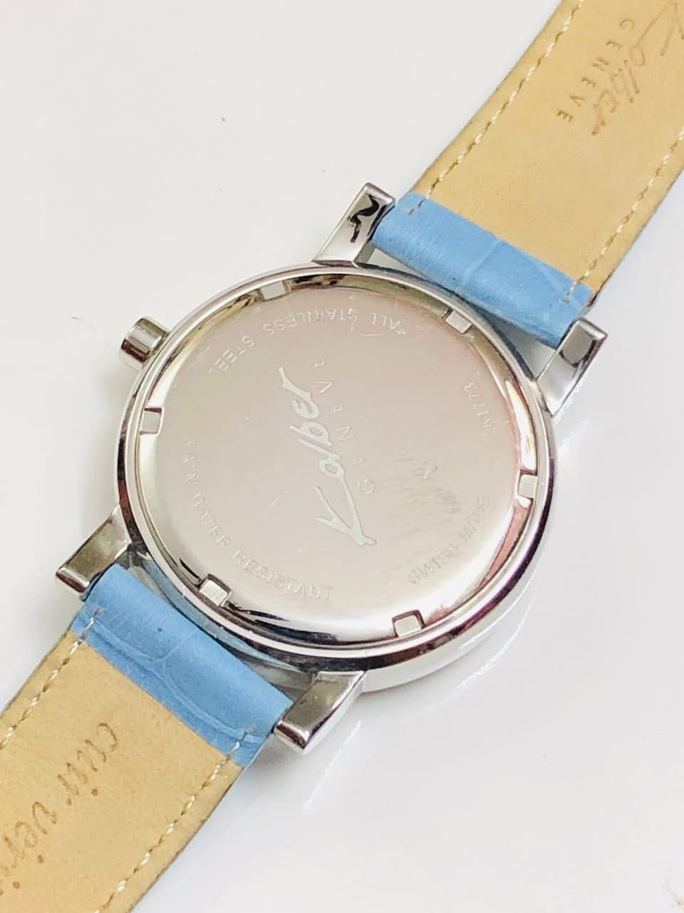 ساعة كولبر جنيف ( KOLBER )نسائي   
سويسري اصلي طلاء ذهب ( مينه صدف ) 
جام زفير ضد الخدش  
مينه 3D لوك غير مستعملة        
للاتصال ***********
