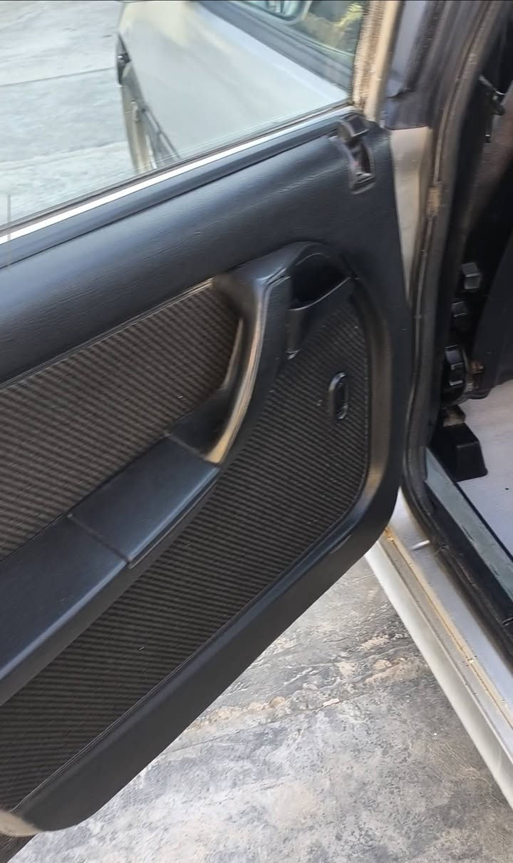 قبل كلشي هذا التعمير اخذ مني ٦ شهور صرفت عليها اكثر من سعرها 
بس مايحتاج امدح واسولف . لان الصور كدامكم وعينك ميزانك 

١ ـ كير ومحرك وارفلو بالشرط . يعني اخذها واطلع للبصرة 
٢ـ صدر وحدادية بعد هو تعمير جديد يعني بالشرط والكفالة 
٣ـ كهرباء بالكامل جاهز .  جام الابواب ال ٤ والسقف كهرباء وكلة شغال 
٤ـ هاي السيارة وارد خليجي يعني محسن يجي كشن جلد بلاد 
٥ـ عوازل صوت وحرارة يعني اتونس بالصيف 
٦ـ سنوية عاج باسمي تحويل جاهز ونظيفة بالمرور 
٧ـ نواقصها كماليات فقط بعدني مشادهن  
٨- بدون بوليش لان الصبغ جديد . صور السيارة قبل المعجون موجودة وبعد المجعون موجود لضمان نظافة الهيكل للمشتري . 
٩- منظومة التبريد وبوكس الدكتات جاهز يعني انطيهن الك وانت شهدهن 
( راديتر وفريز وفان ودكتات ) 
١٠ـ منضومة لايت زينون العدسة اغلى شي بالسوك سعر الزوج ٧٥ الف مع ضفيرة تقوية امريكي . يعني ليلك ونهارك سوى 

 مختصر الكلام متعوب عالسيارة حيل مو شوية  والسعر ٣٥ بيها مجال للطيب 

مكاني صلاح الدين/ سامراء او تكريت عادي 
***********
