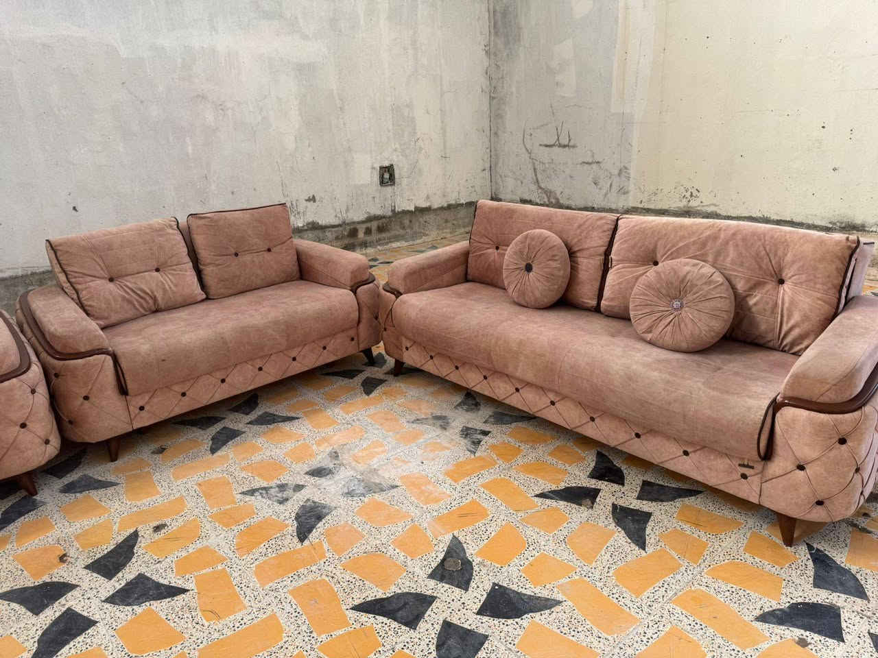 تخم قنفات تركي، 10 نفر. نظيف جداً وما بيه أي عيب، الإسفنج ماله بعده قوي (ما نايم)، وما بي أي وصخ أو بقع. والميزة الحلوة اللي بي إنه ينفتح ويصير جرباية (سيسام).
0750 892 1090
