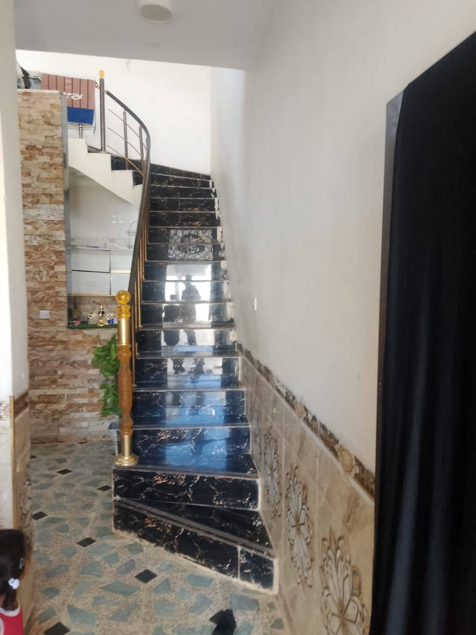 السلام عليكم 
بيت للبيع في حي صلاح الدين 
طابق واحد قرب الملعب الخماسي 
طابق واحد غرفتين موزع ومطبخ سوا(نظام تركي) 
والتفاصيل داخل الصور 
***********
