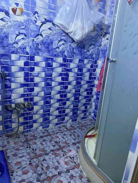 بيت 100 متر للبيع حي السلام طابقين ثلاث غرف وصاله ومطبخ واستقبال البيت نضيف جدا السعر 200 بي مجال الاتصال *********** أو مرجعه مكتب سيد فارس العزام
