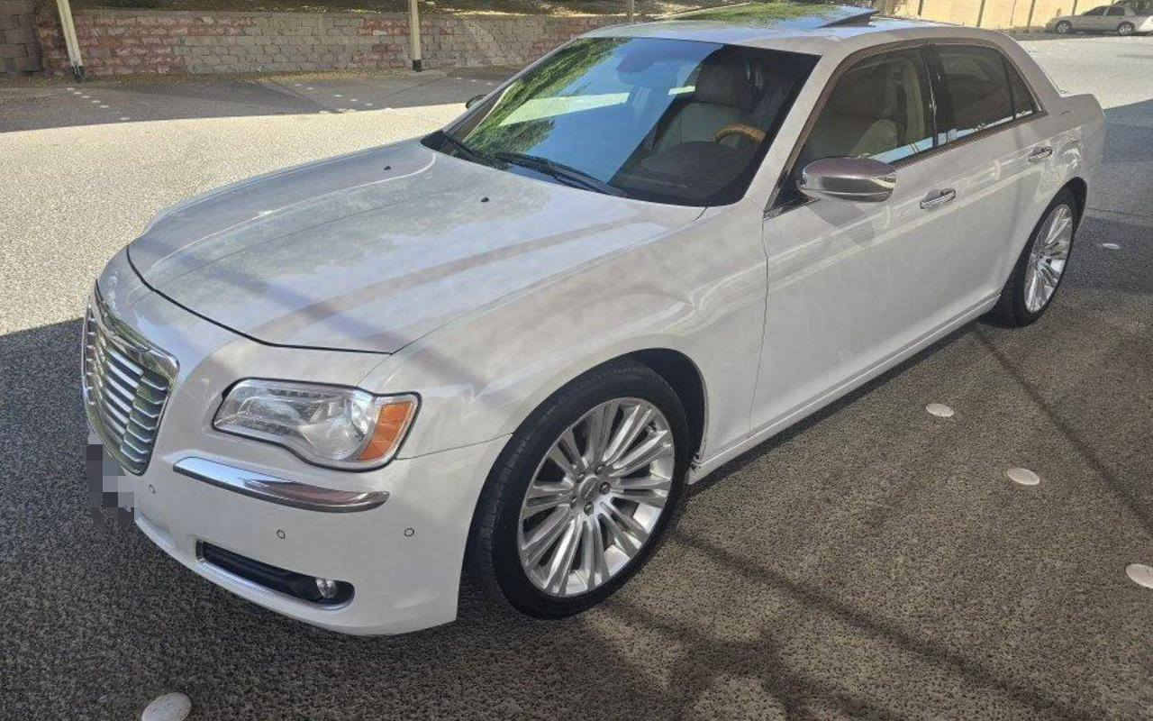 اوبامه C  14 خليجي فول مواصفات
ادوات ادوات حاويه..كفاله من الكص.

فول سلايت فتحه طكتين..

دواخل عسلي..

رادار امامي .تحديد مسار

رادار جانبي بالمري 

حساسات امامي خلفي 

تعتيم الجامات الجانبيه عند لاضائه 

هيتر بالمري.

تادفئه بالكشنان الامامه والخلفيه

تدفئه بالستيرن

تبريد بالكشنات ..

كلاص حار +بارد

برده خلفيه .

نضام صوت ستريو عازل الصوت.

ويل 20 تخم تاير جديد.

السياره جديده كافه ملحقات الشركه وياها من ادوات السلامه والكتلوكات وكارت الضمان السياره ممشه قليل .

العنوان بصره..

مكلف بنشر رقم صاحب السياره
للتصال .
***********
