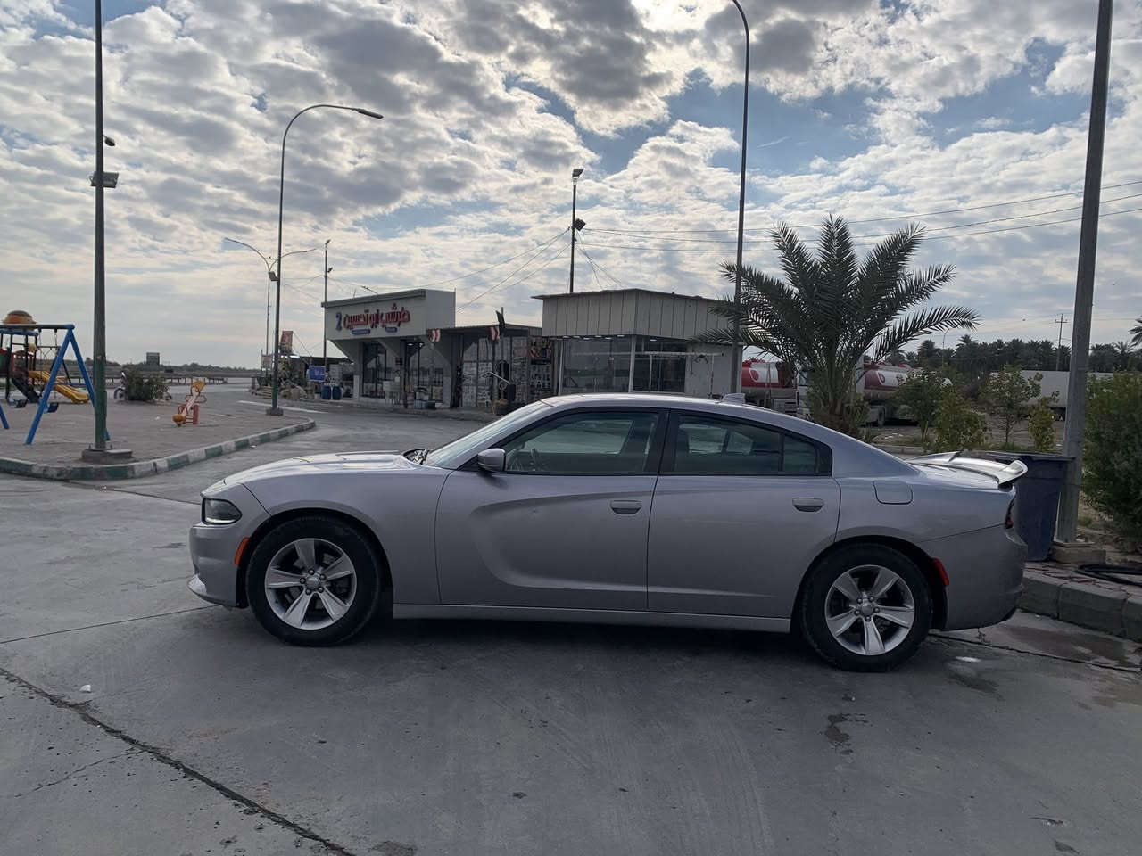 السلام عليكم تشارجر 2016 sxt فول موصفات عدا الفتحة السيارة استعمال شخصي مال موظف    باسمة السيارة  من 2017 إلى الآن موجودة عدة السيارة ما متعوبة جامدة أخت  2025  حدادية جديدة  صار شهر من شادلهة  تيارات جدد  ما عايزة لو ربع  حادثها  قطعة وحدة  فقط بنيد  بدون دواخل  موصفات السيارة:
1- تشغيل عن بعد 
2- تحكم استيرن 
3- ثلاث وضعيات قيادة 
4-شاشة كبيرة حجم 8.4انج
5-كامرة خلفية
6-حساسات خلفية 
7-هيترات بالمري 
8-كشنات حضن
9-سماعات الباين 
10- تبريد قطعتين ثلج 
11- تدفئة بالكشنات 
   12- تحكم كهربائي كرسي السايق
13-مثبت سرعة
14-تراكشن مانع انزلاق 
15-تحكم كامل بالإنارة 
مكان السيارة بابل الطريق السريع قرب محطة انوار بابل   السعر 185 ورقة وبيه مجال
للاستفسار *********** -***********
