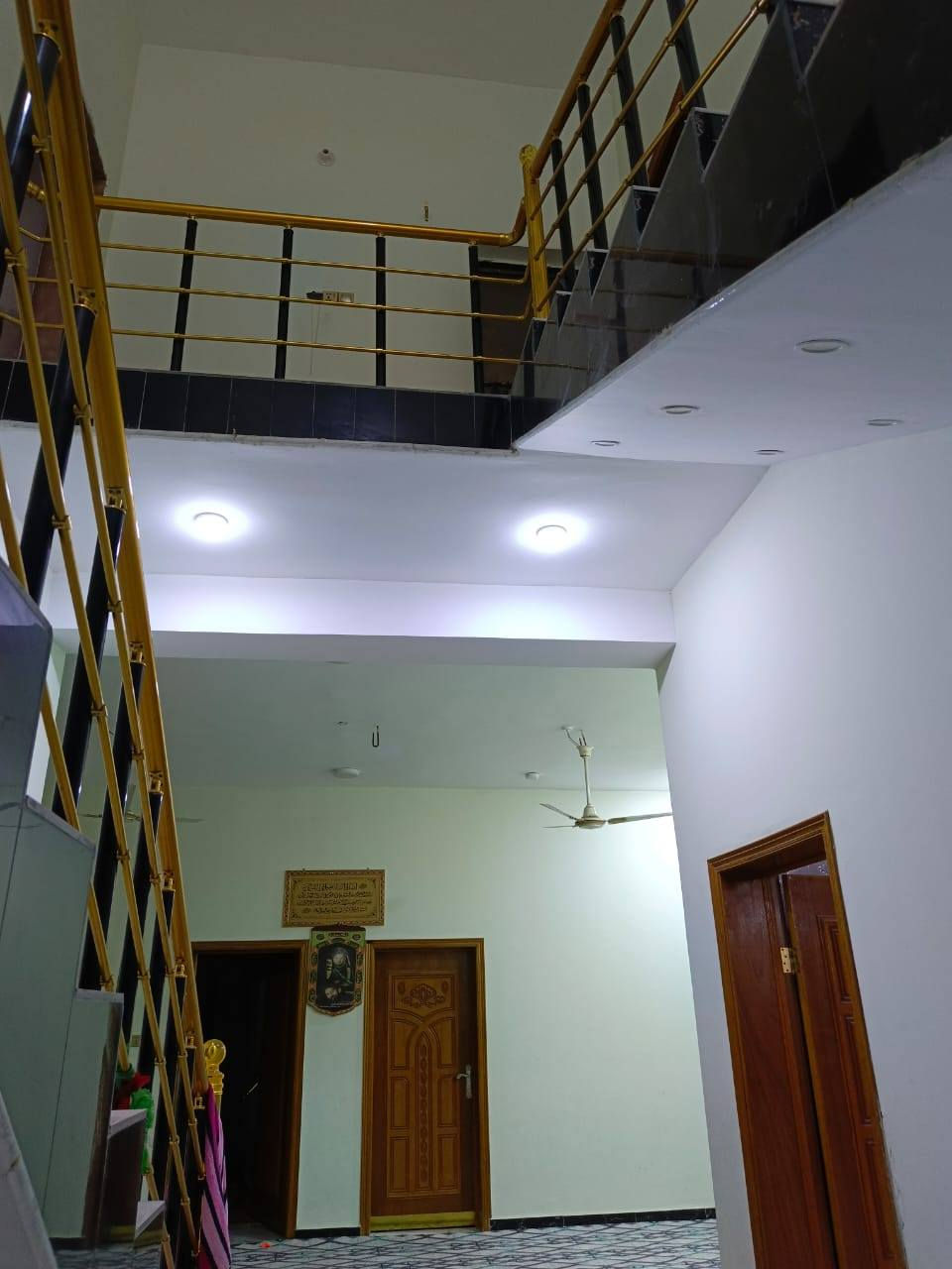 بيت للبيع حي الرياض قريب المستشفى الجديد المساحه 250 طابقين السعر 160
حر غير مطلوب للدوله 
***********
