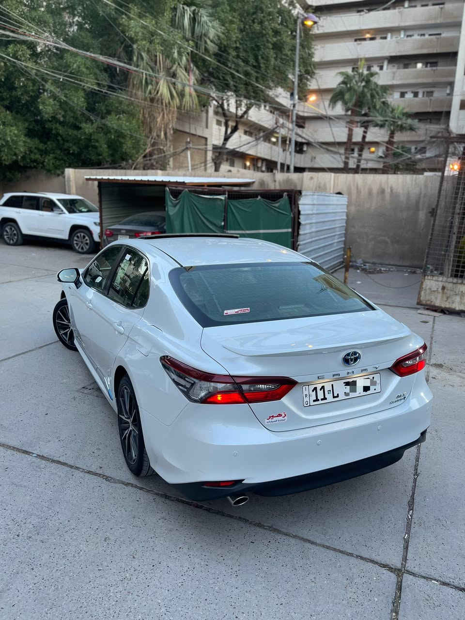 كامري 2024 هايبرد  وكاله عبد اللطيف جميل فول 1/1 GLE 
ماشيه 22 الف  مكفوله كفاله عامه
 بيها فقط ملاحضه صغيره الدعاميه صار بيها شخوط وصبغت نصها وهيه بلاستك الباقي كفاله عامه 
فتحه وبرده وكرسي كهرباء وشاحن واير ليس جديدا جدآ السياره مكانها بغداد باسمي تحويل ثاني يوم
رقم الهاتف ***********
