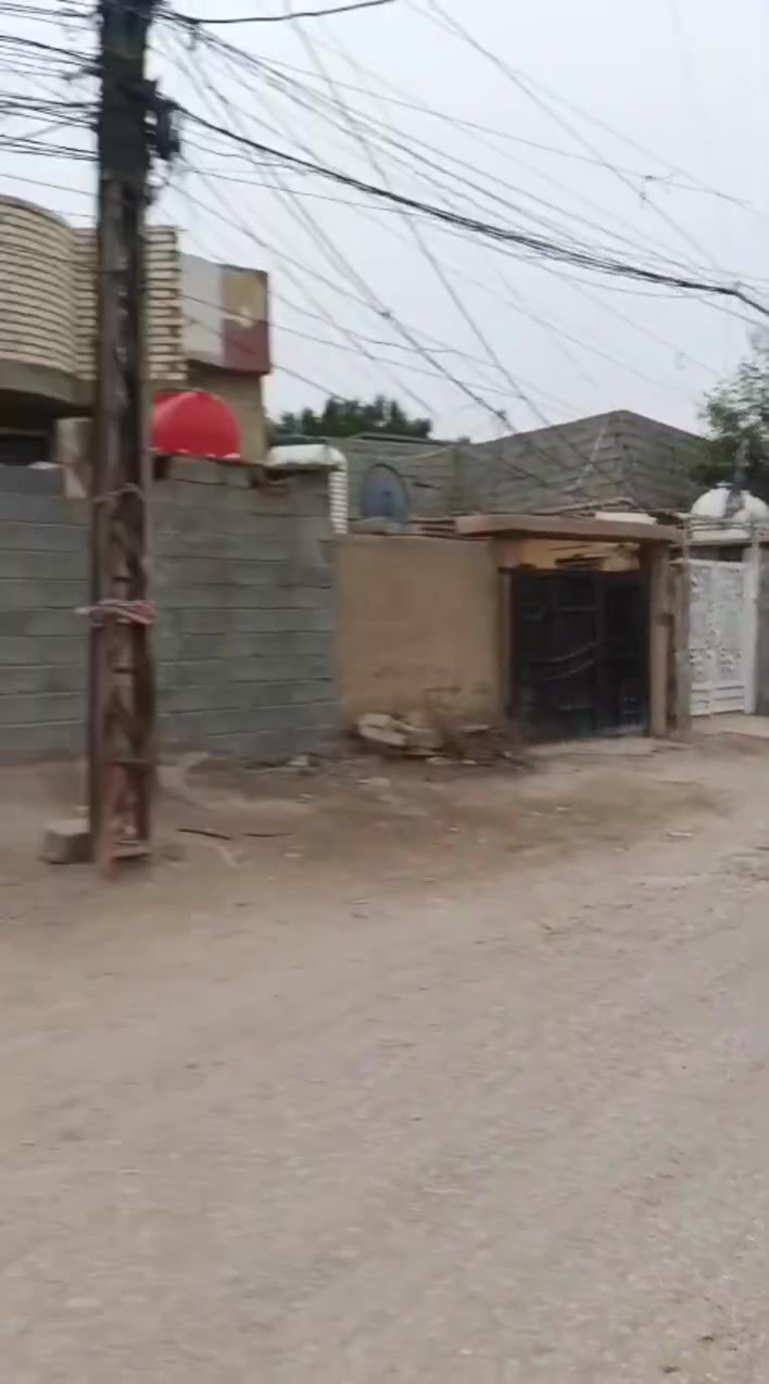 متوفر بيت مساحته 220م بناء طابوق البناء حديث صار سنة ع بناء مالته ع شارع تبليط مباشر يبعد اقل  ال 500م عن طريق الزوار طريق يا حسين كافة الخدمات متوفرة 
يبعد كيلو عن سيطرة الابراهيمية منطقة الزبيلية  عمود 2***********64
