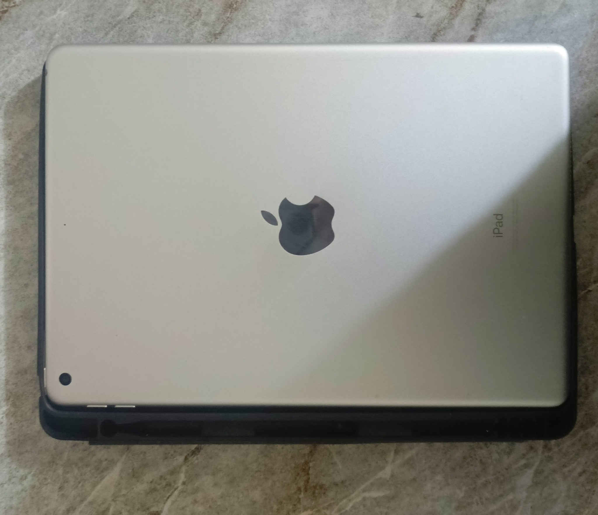 ايباد 9 برو ذاكرتي 64 نظيف الجهاز باله السعر 300 رقم الهاتف وفي مجال شوي
***********
