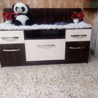 ميز مال تلفزيون كلش نضيف وثقيل سعره 65بي مجال قليل 07704888241