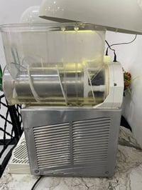 مكينه ازبري ايطالي مكفوله مستخدمه 5اشهر فقط 07710197165