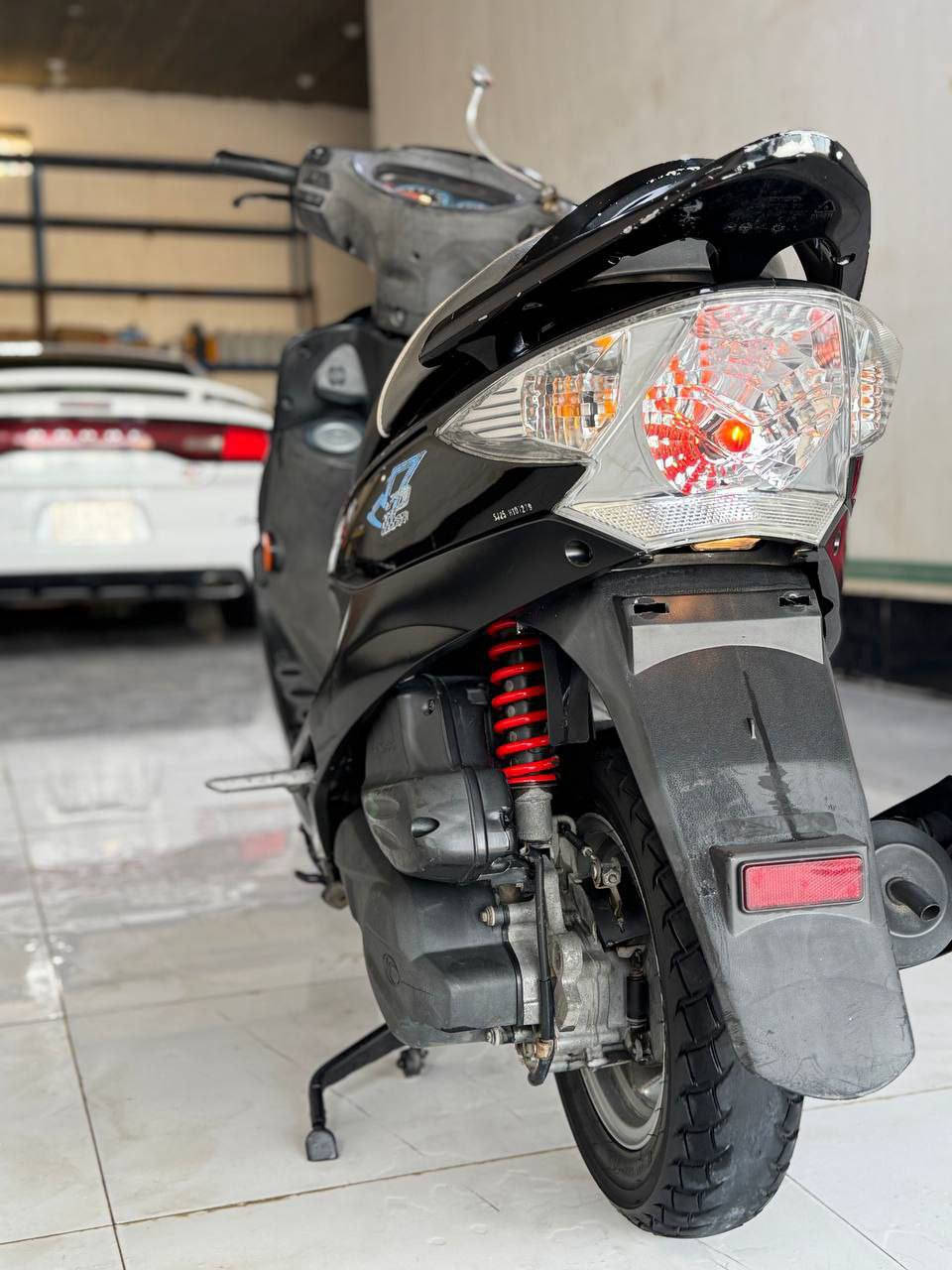 سلام عليكم دراجه V2 للبيع دراجه كفاله عامه وين ما تريد اخذه وفحص مديل 2016 بوليسي دراجه حلوه برغي ماناقصه تجي تصعده وتمشي وما تحك راسك منه الله شاهد مكاني رفاعي وسعر عله الخاص او اتصل (***********)
