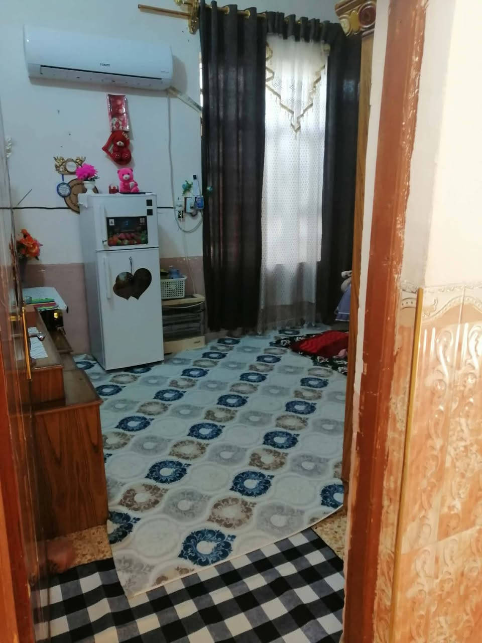 بيت زراعي غرفتين وهول وبراني وصحيات داخلية وخارجية الارضية كاشي البناء بلوك المساحة 220متر العنوان الطبكه عرصات ابو مسلم الشبلي اول بيت ركن مرتفع عن الشارع للاستفسار اكثر ***********
