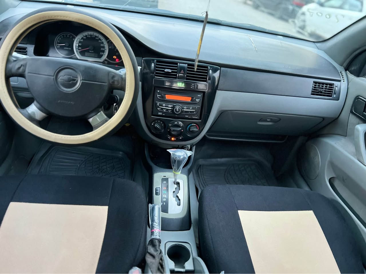 السلام عليكم 
اوبترا ٢٠٠٧ رقم ذي قار راعيها بلنجف ومداور بلنجف مشروع وطني سنويه ما ساقطه 
السياره جاهزه كير ومكينه وحداديه وتبريد وتخم تاير 
السياره مكفوله من اي ضربه بيها فقط صبغ عام جماليه 
السعر ٥٨ وبيها مجال المكان النجف حي الفرات 
للاتصال *********** النجف, العراق
