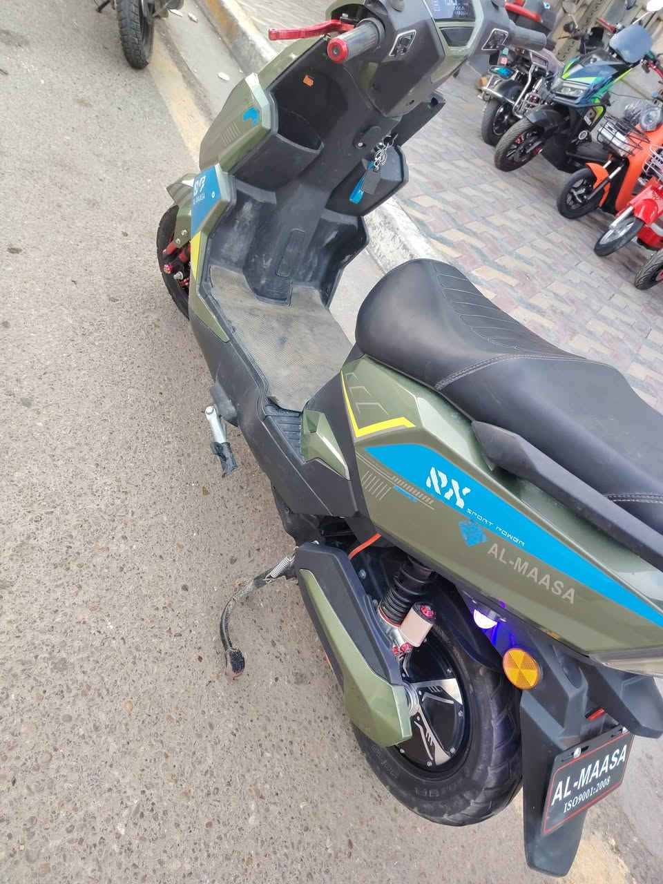 للبيع دراجه شحن شركة الماسه
6 بطاريات فول عل فحص + اربع سرع 
+ تشغيل بصمه وسويچ وكارت دراجه كامله كهربائيات وتايرات مابيها نقص ولا كسر كامله مكمله عل اخير 
سعر ( 600 ) الف وبيها مجال 
*********** اتصل وتدلل
