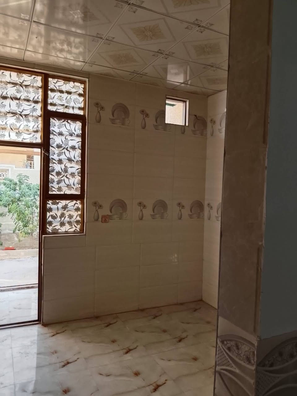 للبيع السعر مناسب جدا
مساحته 50متر طابق واحد 
مجمع حي الكرار عل حولي مستشفى الكفيل حولي الزوار 
سند 25 ومكاتبه مع صاحب الأرض وقرار محكمه 
يحتوي على مطبخ وصاله وغرفه نوم وصحيات داخليه وصحيات خارجيه وطارمه ومنور 
التفاصيل ***********
 واتساب
