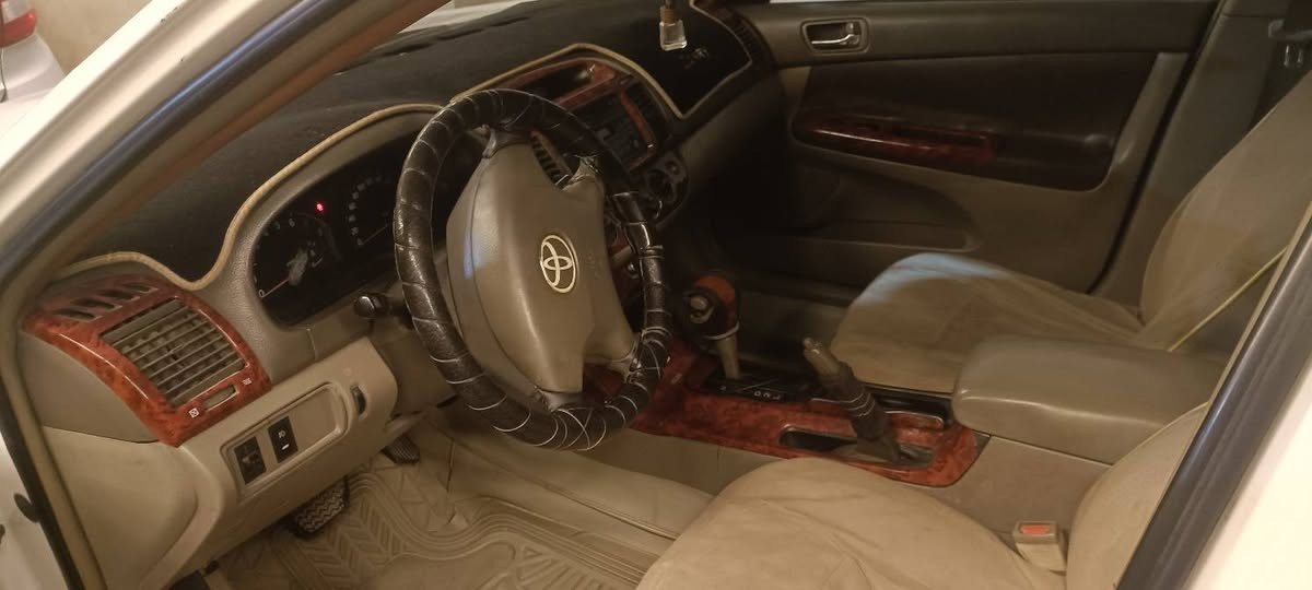 كامري 2006  خليجي رقم بغداد بسمي 
 مكينة 2400 اربعة سلندرv4
صبغ هلال جاملغ خلفي 
تدفئة تبريد شغال جديد 
تخم تاير جديد 
يوجد ملاحظة بسيطة 
***********
فقط على التلفون متواجد
