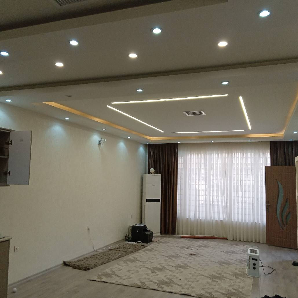 ئەم خانووە بۆ فرۆشتن لە بەکرەجۆی تازە 
ڕووبەری خانووەکە 200 مەتری تاپۆیە و ڕووی ڕۆژهەڵاتە
خانووەکە پێکهاتووە لە دوو نهۆم ، نهۆمی یەکەم پێکهاتووە لە مەتبەخ و مساعیدو میوانێکی گەورە لە گەڵ دوو نوستن و موشتەمەلات قادرمەی هەیە بۆ سەرەوە کە پێکهاتووە لە دوو نوستن و موشتەمەلات و باڵکۆنێکی گەورە
خانووەکە کامل کاشیەو دەکتی بۆکراوە کامل کنافە
نرخی ئەم خانووە 12 دەفتەر و نیوە
بۆ زانیاری زیاتر پەیوەندی بکەن بە نووسینگەی نوێ بوونەوە *********** السليمانية, العراق
