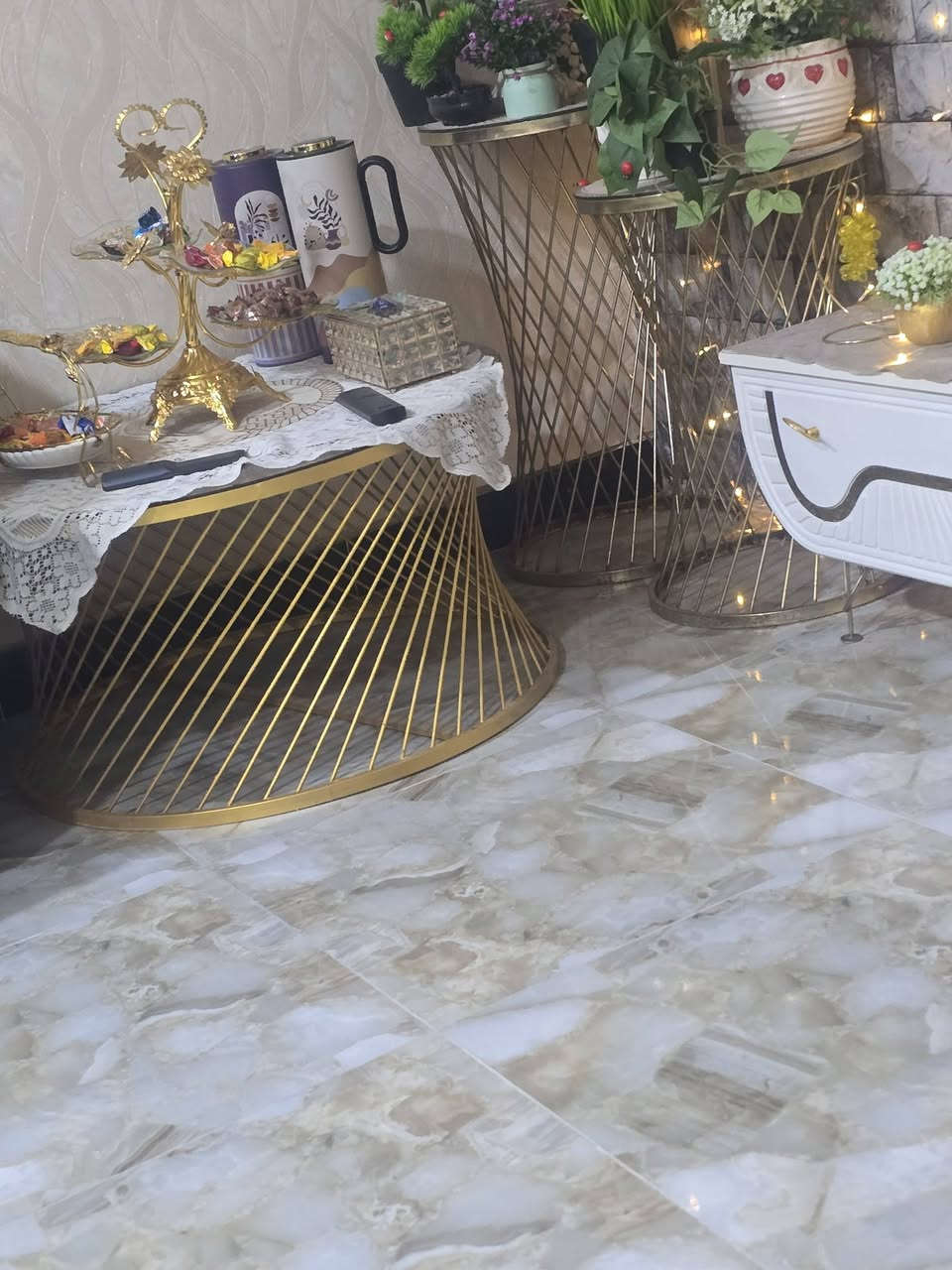 للبيع ديوان ١٠ مقاعد وميز دائري طبلات ويا ٣ وكاونتر وسنك الي يحب يشتري يتصل عل هذا الرقم ***********

