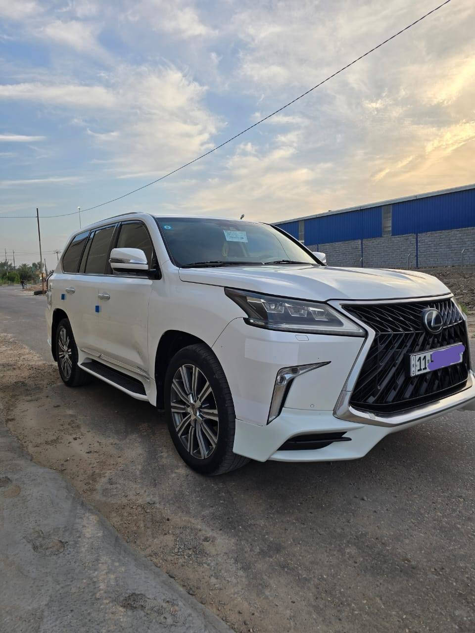 لكزز 2017 خليجي super sport
بريم 
مكفولة كفالة عامة السيارة 
رقم بغداد
 تحويل مباشر 
مواصفاتها معروفه 
كشنات جلد كهرباء
تشغيل عن بعد 
جنطه شفط + كهرباء
3 شاشات 
ويل كروم 
مكينه 8 سلندر 570
رادار 
مري شفط 
لد امامي 
ثلاجه 
5 بصمات 
كشنات تدفئه تبريد 
ماشيه 70فقط
جكات. السعر 540
***********
