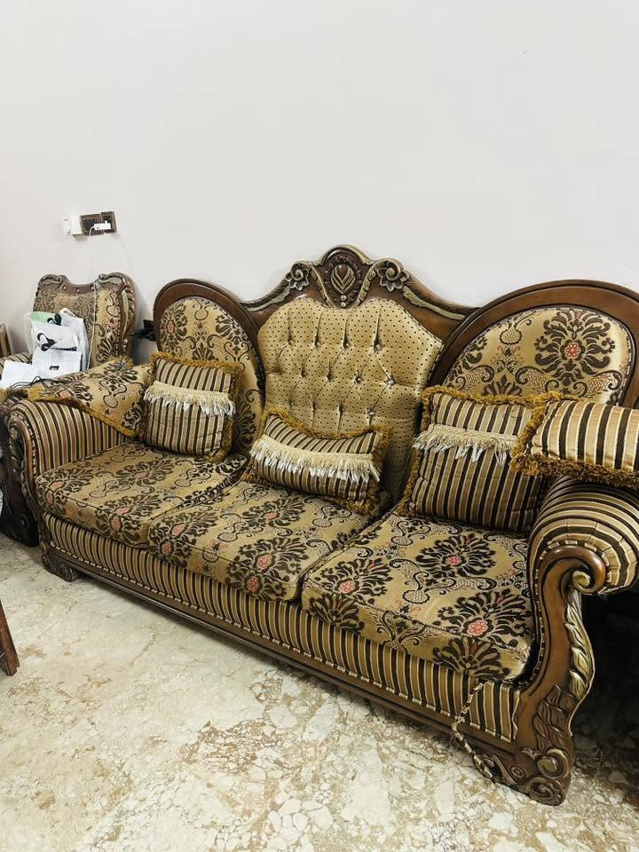 تخم قنفات تركي 
خشب زان 10 مقاعد مع 3 طبلات وحده منهم كبيرة ركنية
السعر 750 الف 
الرقم ***********

