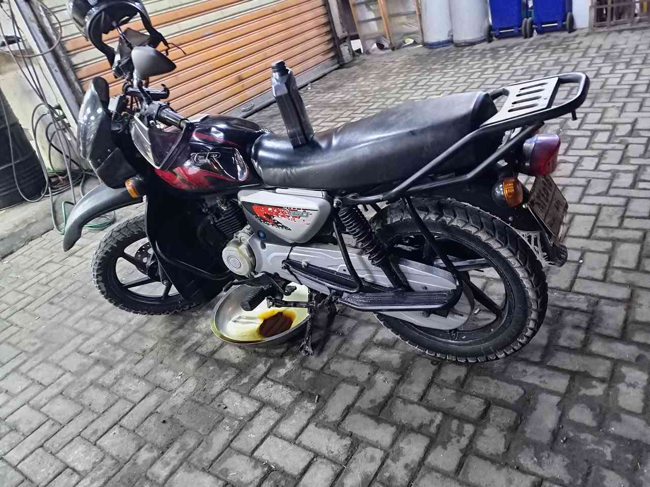 سلام عليكم بوكسر موديل ٢٠٢١ مرقم دراجه نضيفه مكينه مجفته شركه جاهزه كلشي شغال مكاني بغداد سيديه ***********
